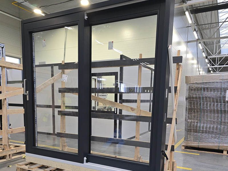 Finestra in PVC antracite su misura in produzione nello stabilimento MC Serramenti a Legnano